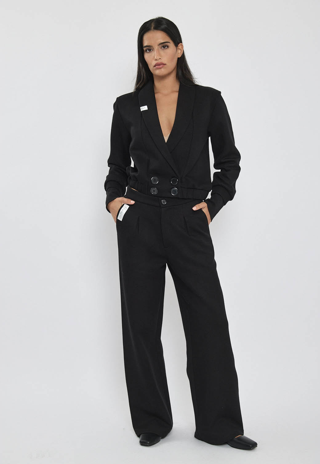 מכנסיים רחבים לנשים בצבע שחור עם קפל קדמי