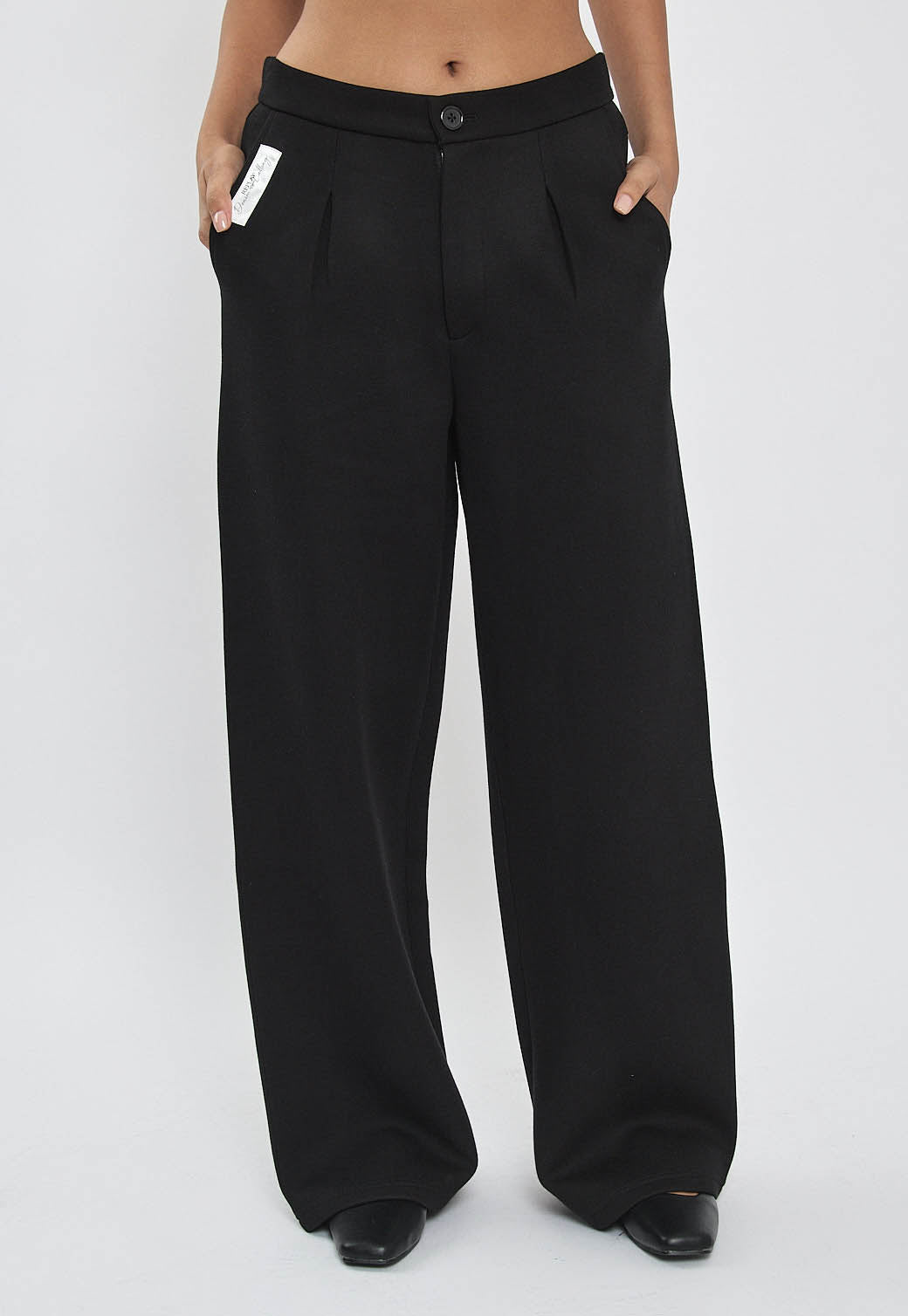 מכנסיים רחבים לנשים בצבע שחור עם קפל קדמי