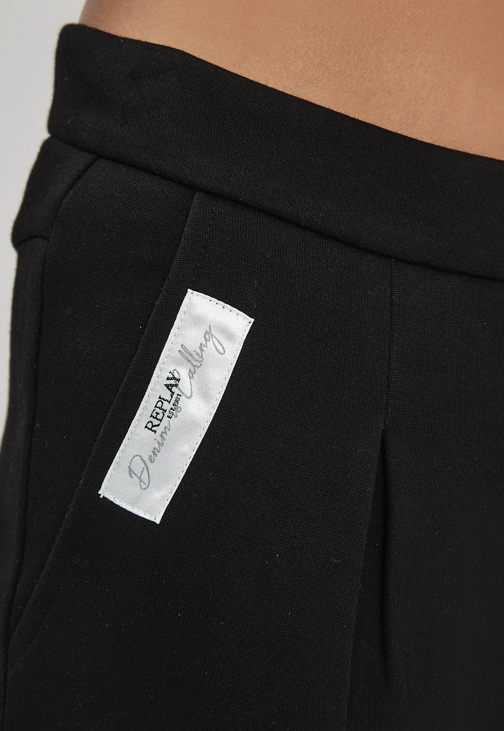 מכנסיים רחבים לנשים בצבע שחור עם קפל קדמי