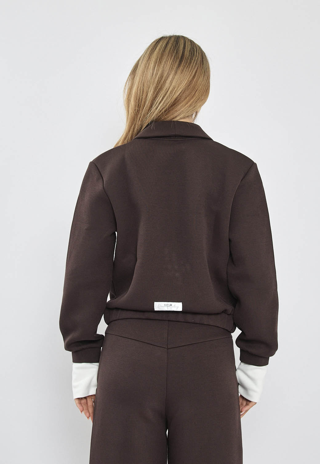 ג׳קט לנשים בגזרה קצרה בצבע טאופ