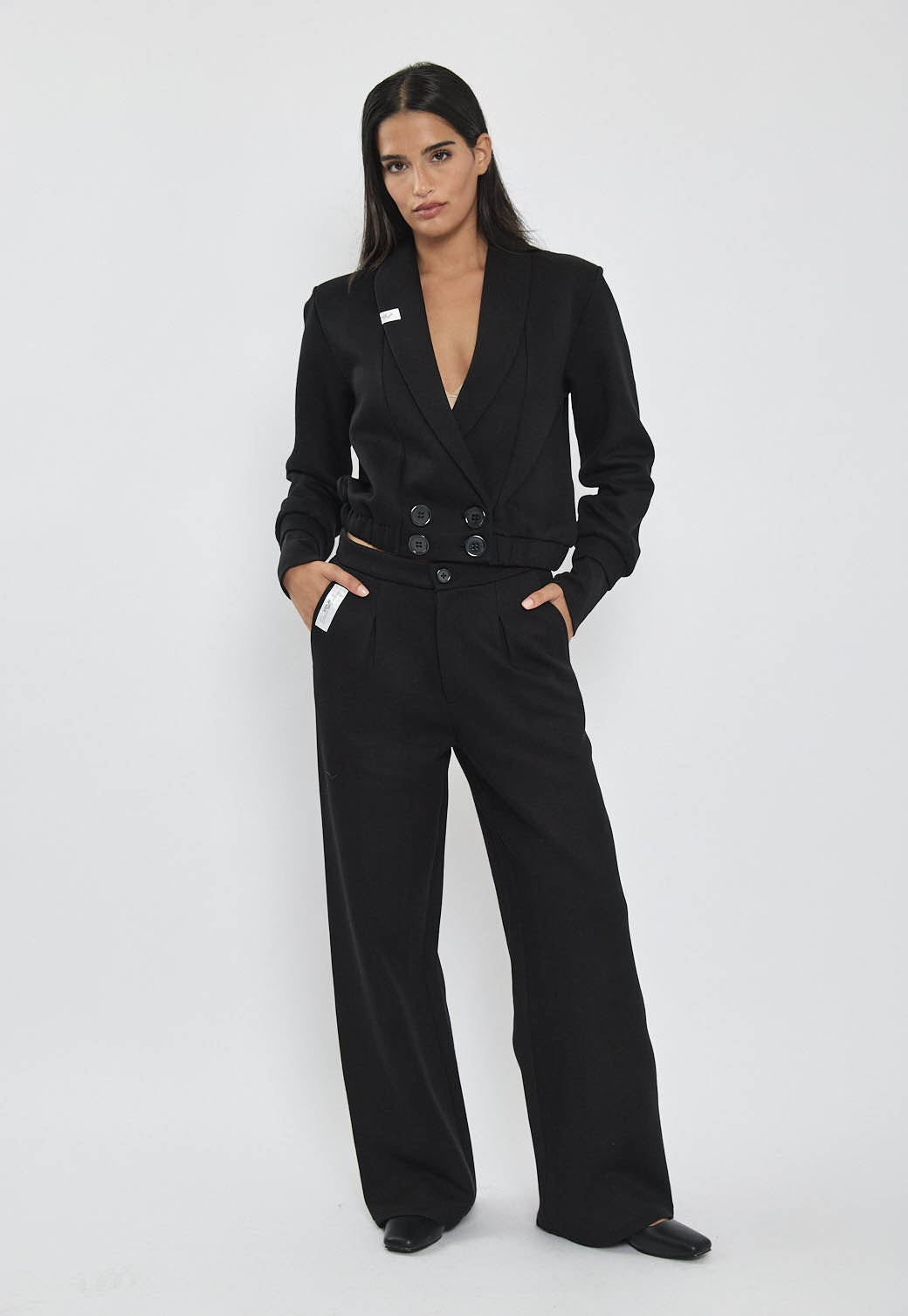 ג׳קט קצר לנשים בצבע שחור עם סגירה כפולה