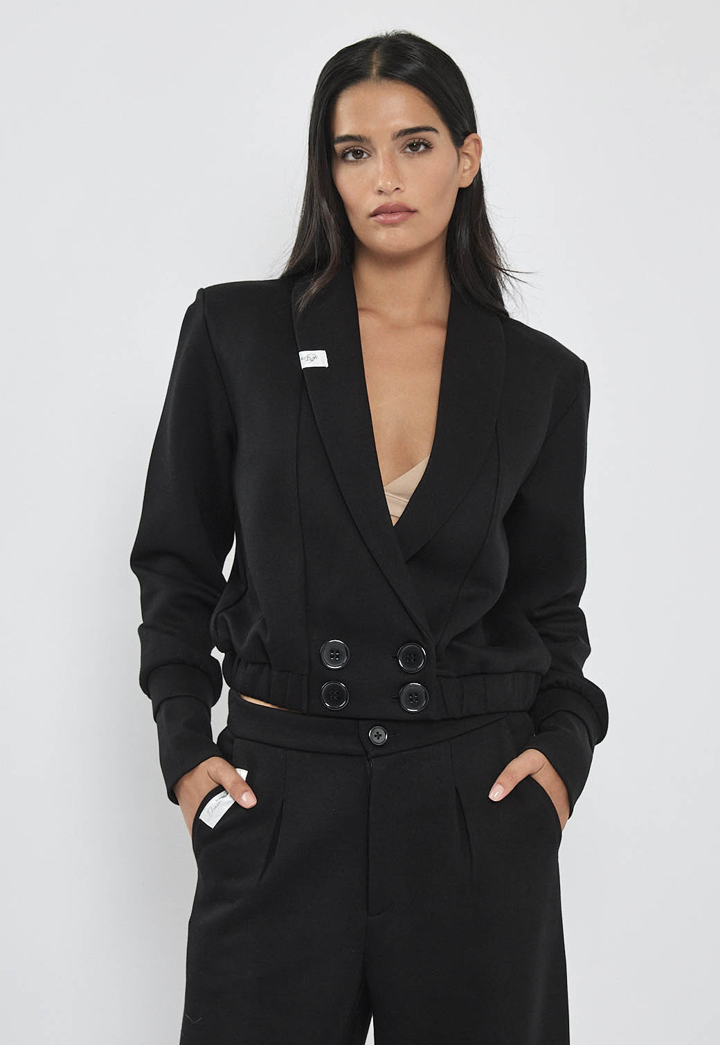 ג׳קט קצר לנשים בצבע שחור עם סגירה כפולה