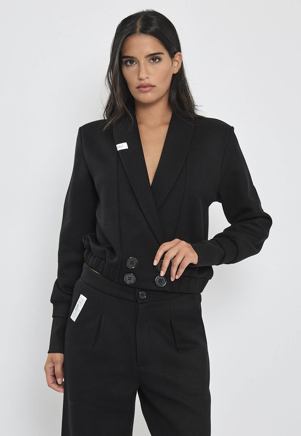 ג׳קט קצר לנשים בצבע שחור עם סגירה כפולה