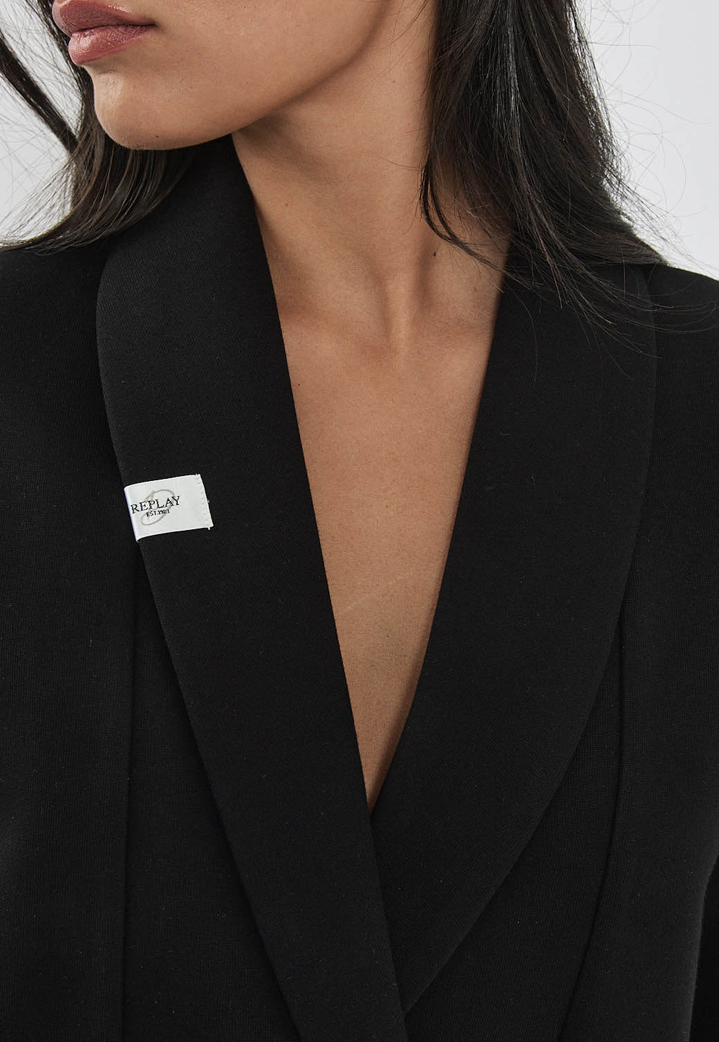 ג׳קט קצר לנשים בצבע שחור עם סגירה כפולה