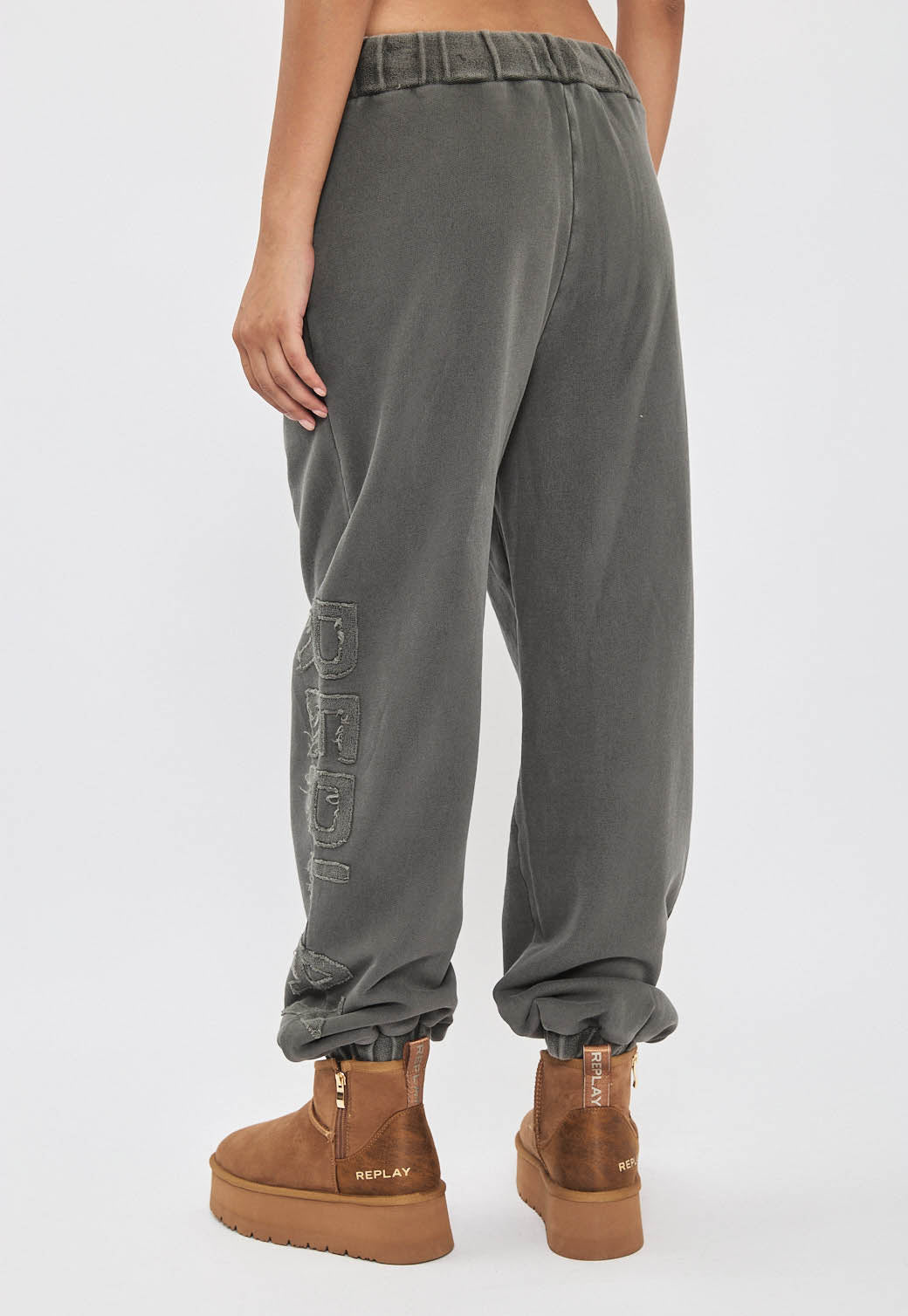 מכנסי טרנינג לנשים בצבע אפור כהה עם כיתוב לוגו בצד