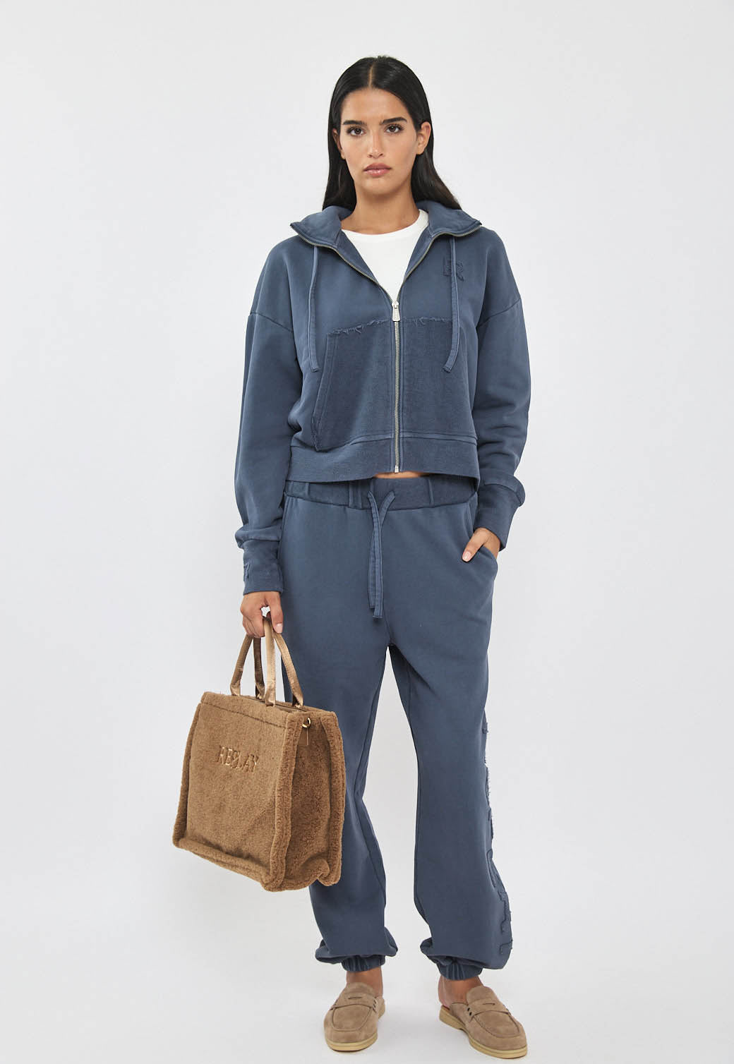 מכנסי טרנינג לנשים בצבע אינדיגו עם לוגו רקום