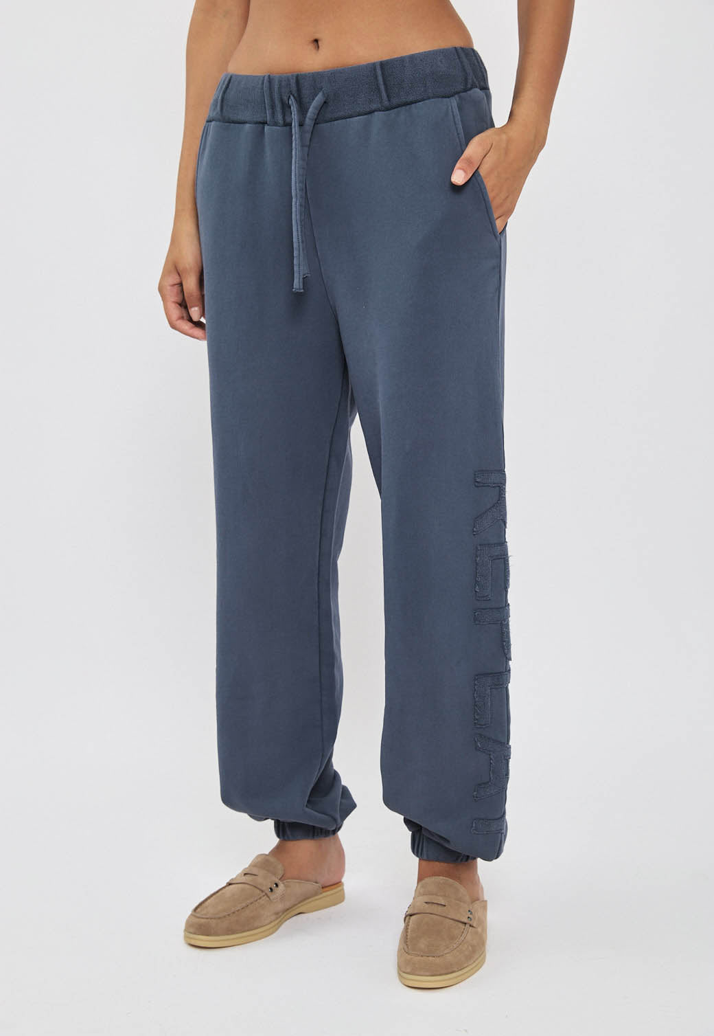 מכנסי טרנינג לנשים בצבע אינדיגו עם לוגו רקום