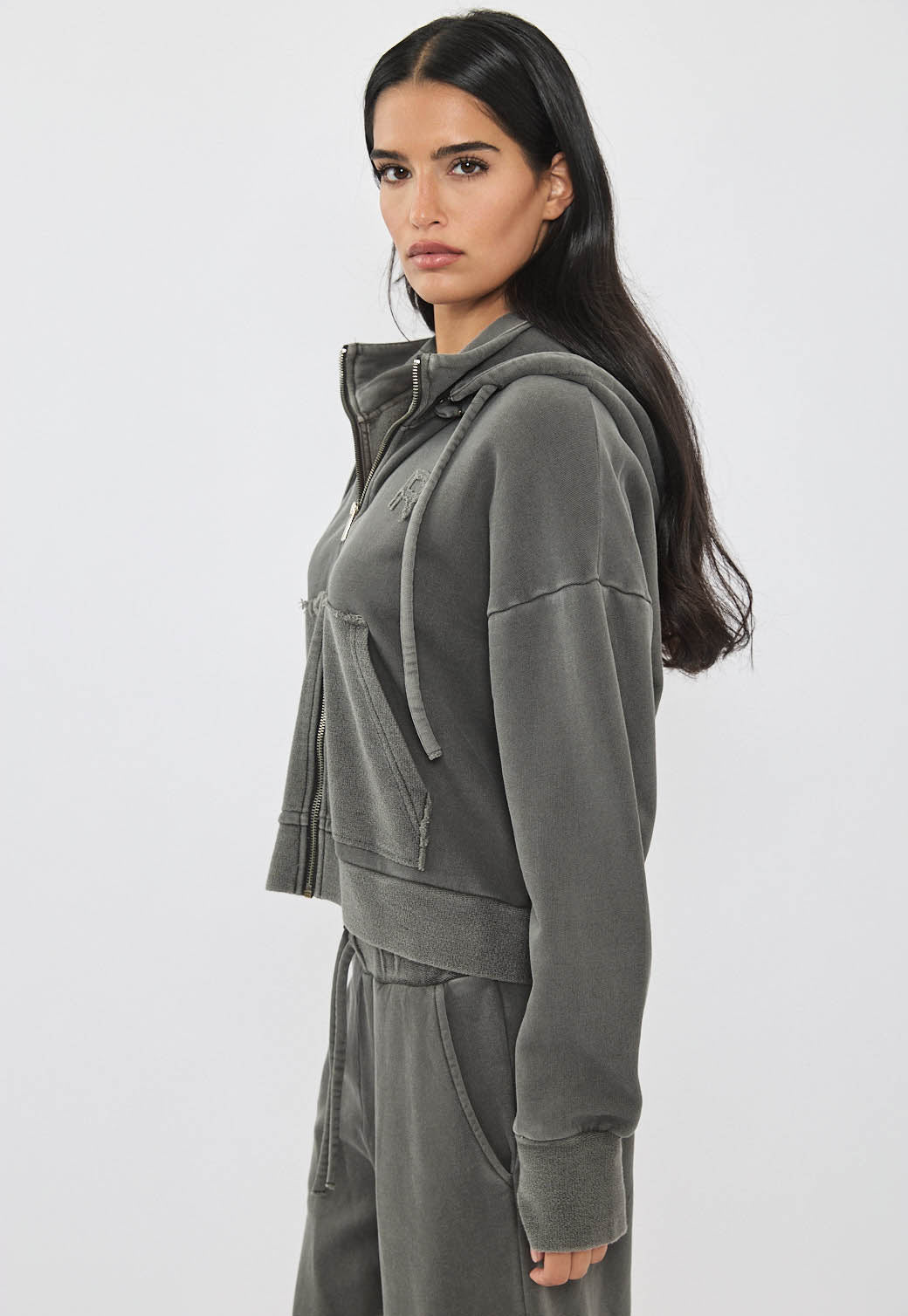 קפוצ'ון רוכסן לנשים בצבע אפור בהיר