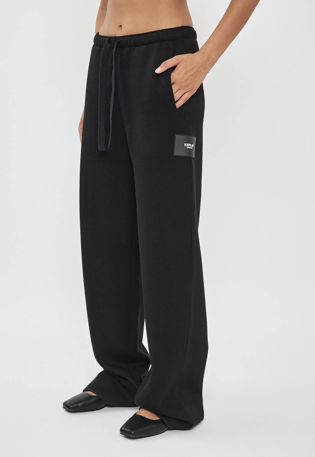 מכנסי טרנינג רחבים לנשים בצבע שחור