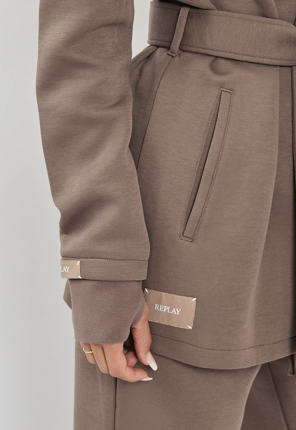 ג'קט נשים חום עם חגורת קשירה וגזרה מחויטת