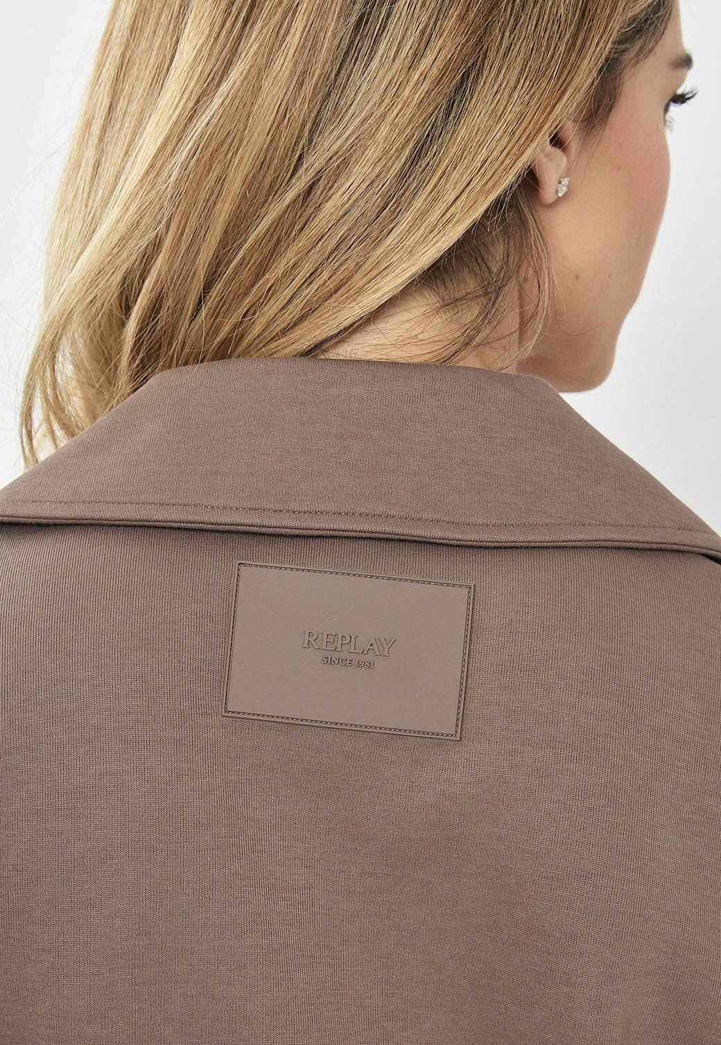 ג'קט נשים חום עם חגורת קשירה וגזרה מחויטת