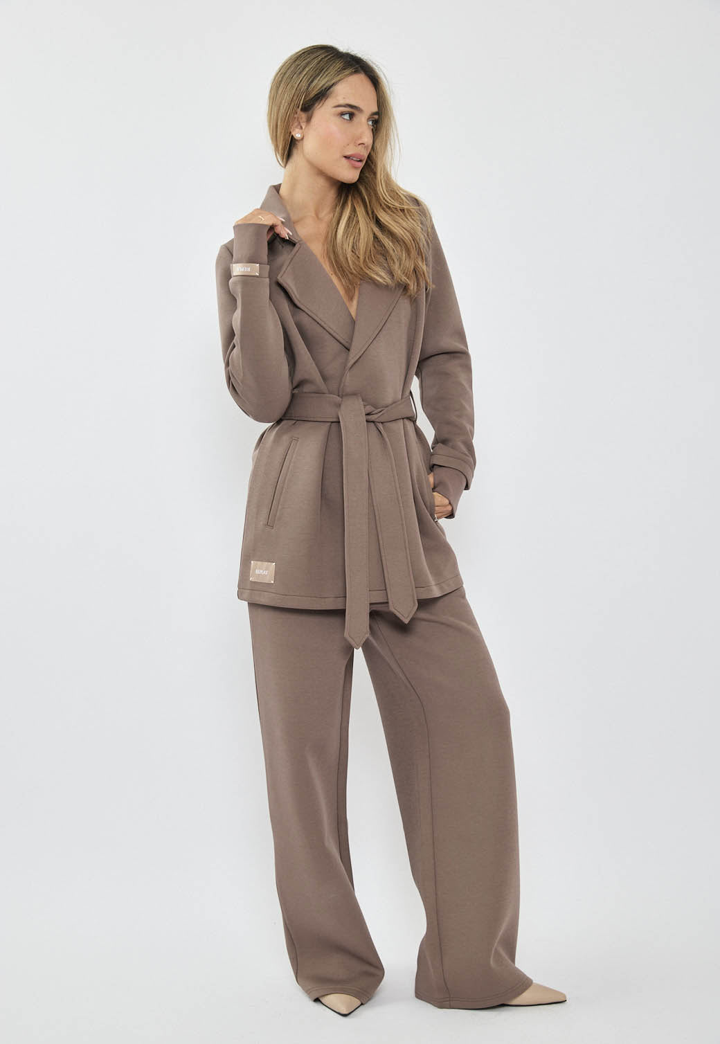 ג'קט נשים חום עם חגורת קשירה וגזרה מחויטת