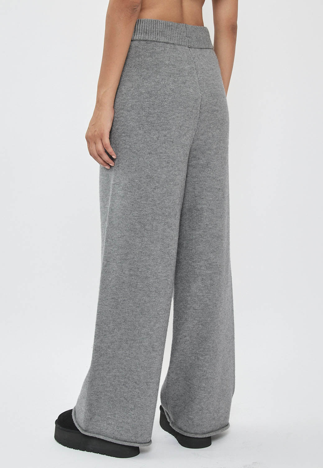 מכנסיים רחבים לנשים בצבע אפור כהה