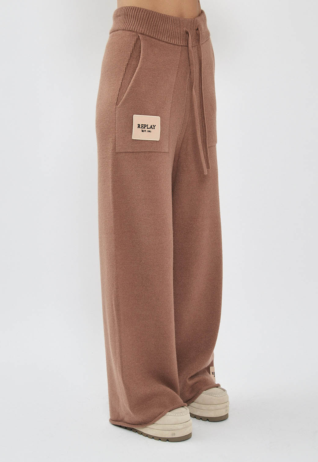 מכנסיים סרוגים רחבים לנשים בצבע חום