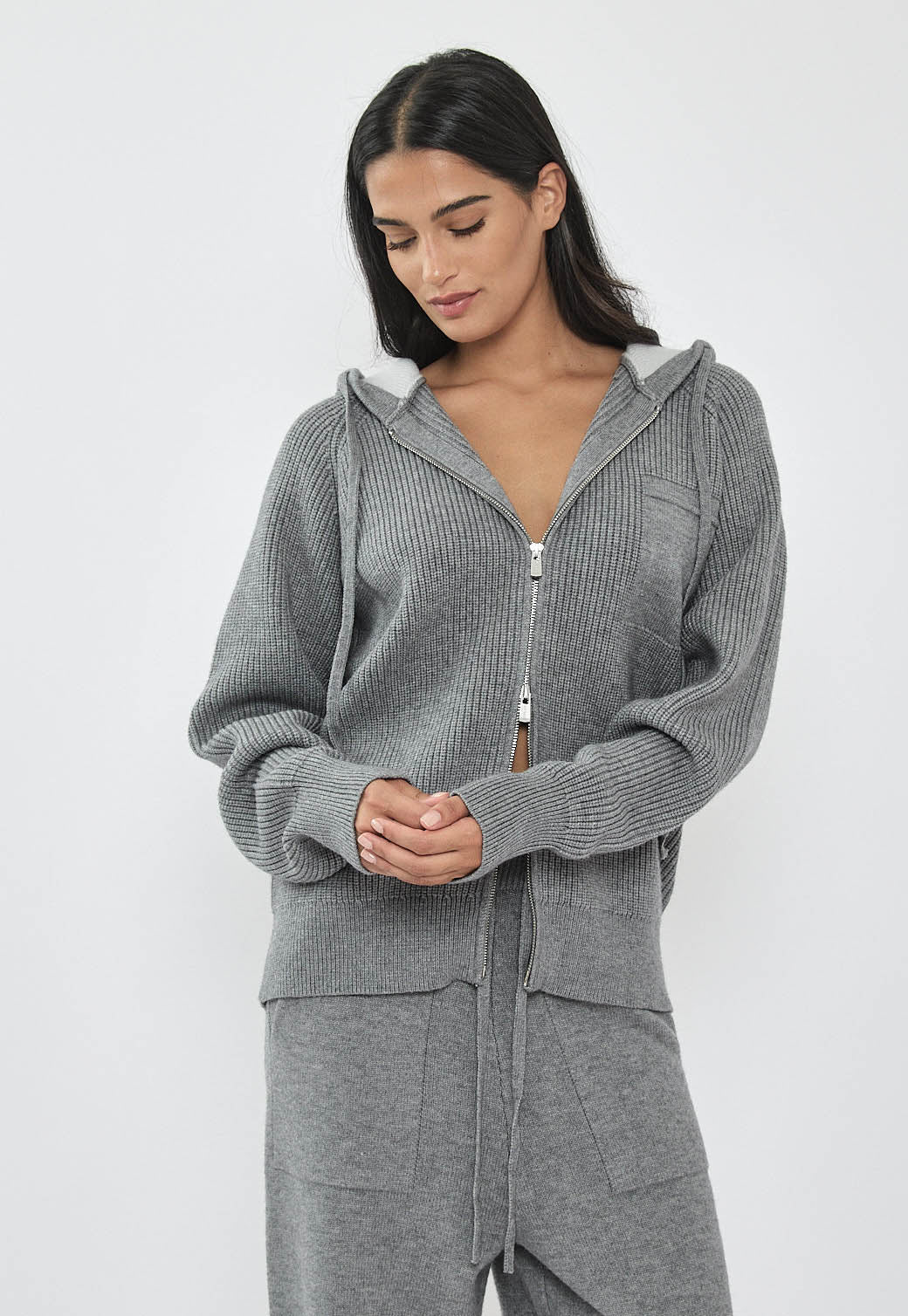 קפוצ'ון סרוג לנשים בצבע אפור כהה עם רוכסן