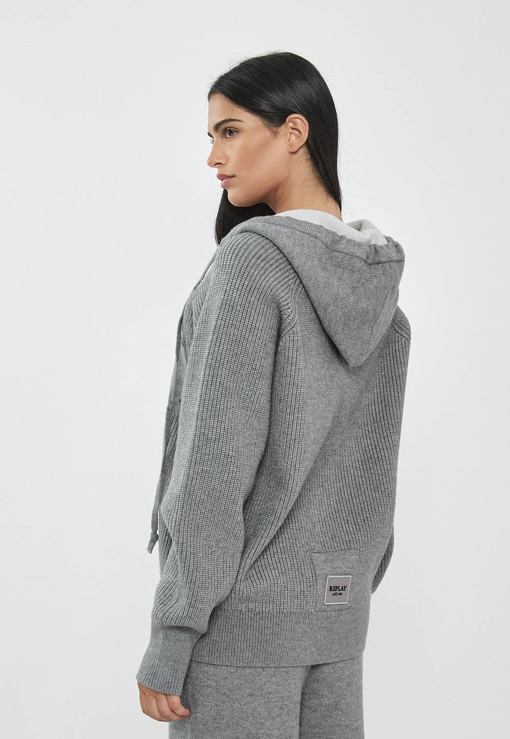 קפוצ'ון סרוג לנשים בצבע אפור כהה עם רוכסן