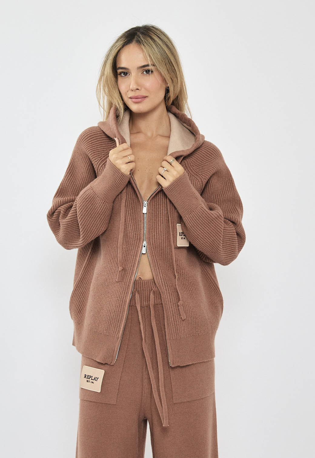 קפוצ'ון סרוג לנשים בצבע חום עם רוכסן