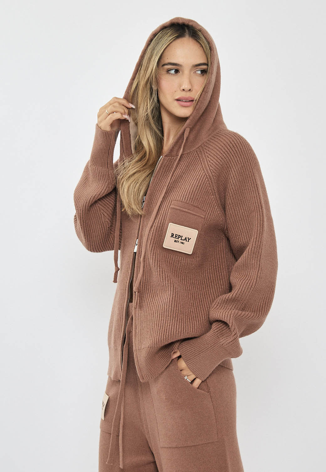 קפוצ'ון סרוג לנשים בצבע חום עם רוכסן