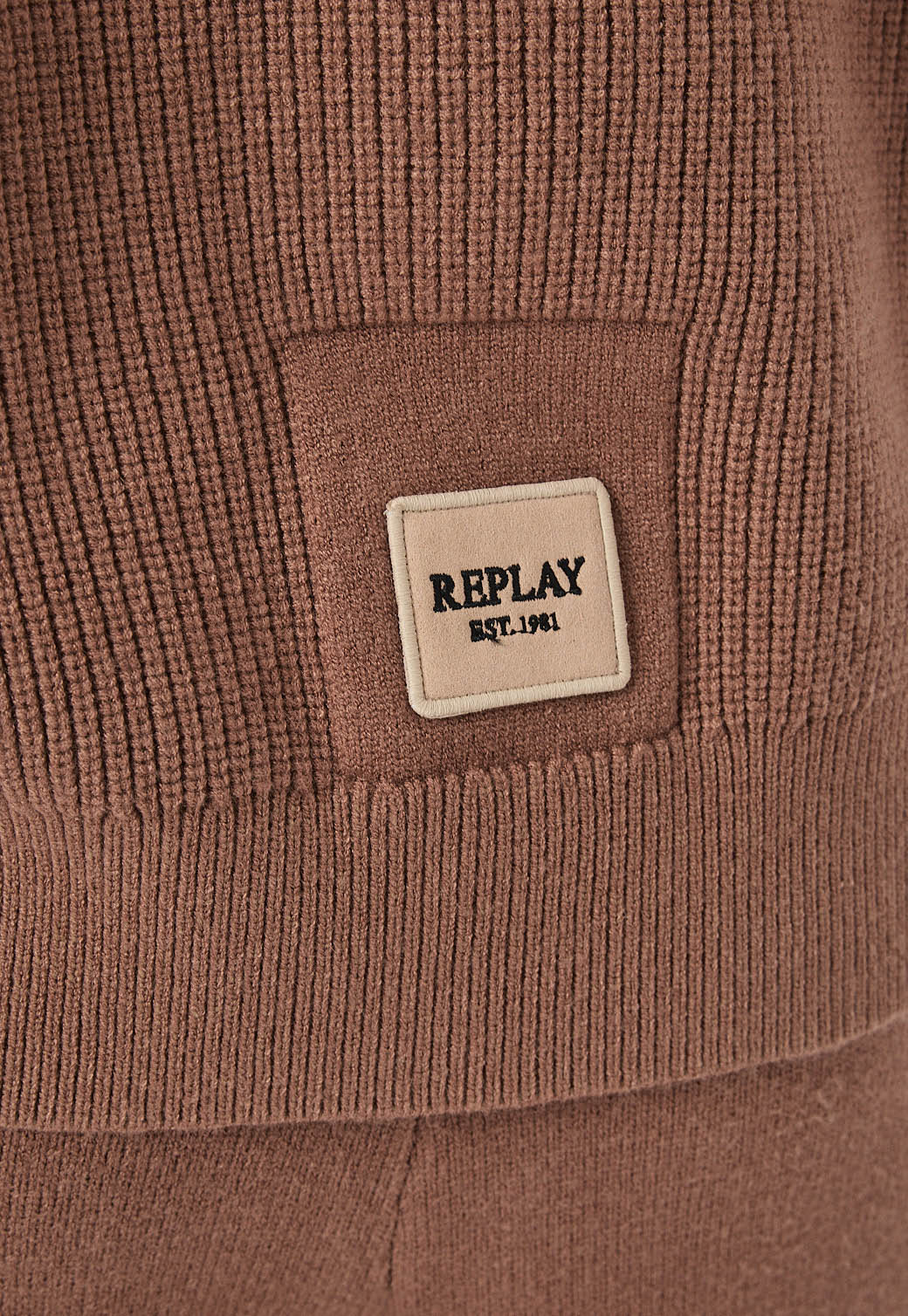 קפוצ'ון סרוג לנשים בצבע חום עם רוכסן