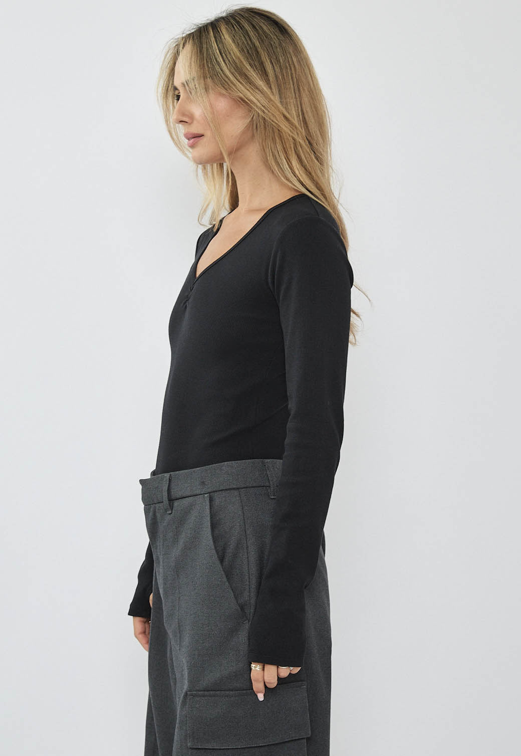 בגד גוף ריב ארוך לנשים בצבע שחור