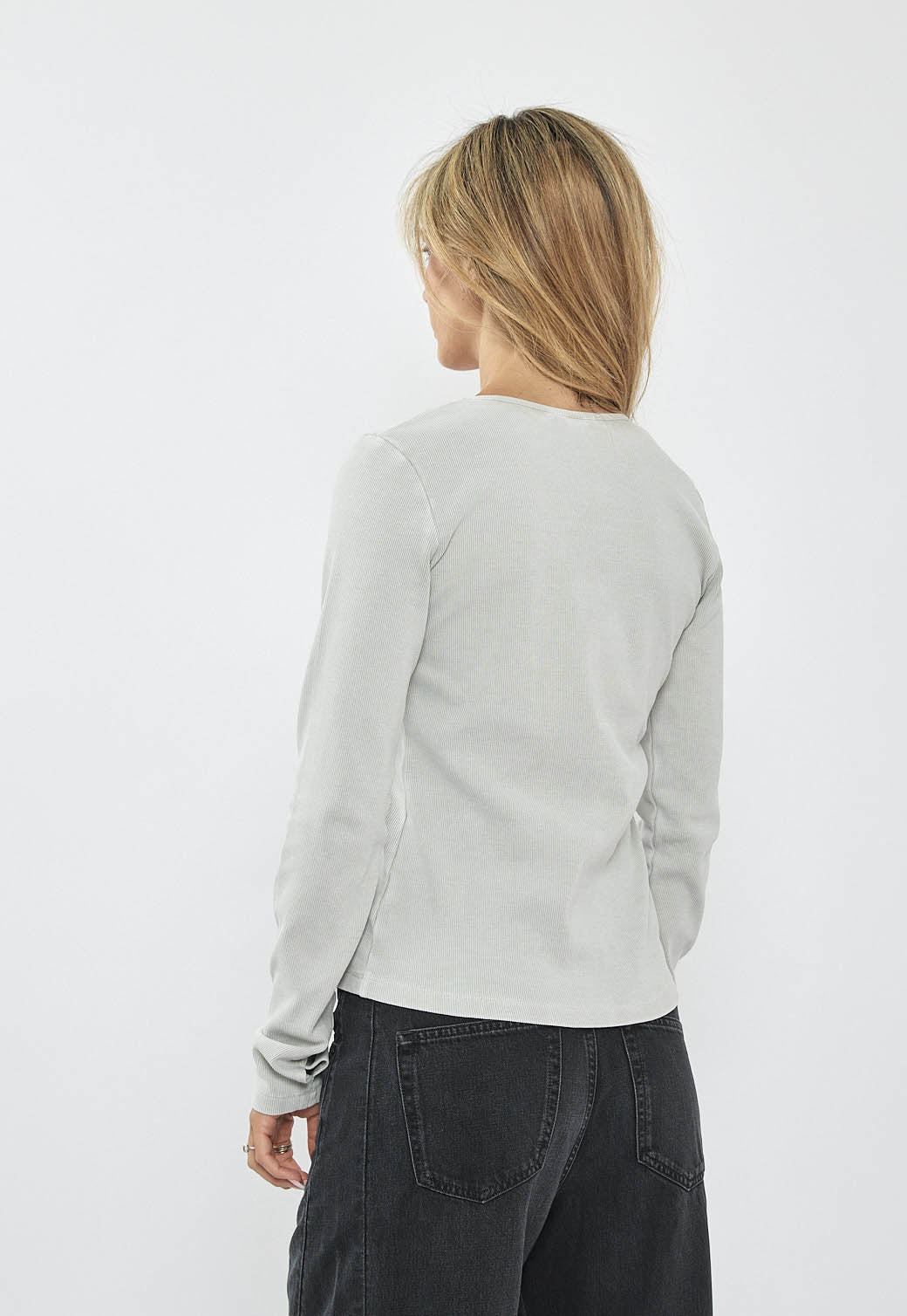 חולצת ריב לנשים בצבע אפור בהיר שרוול ארוך