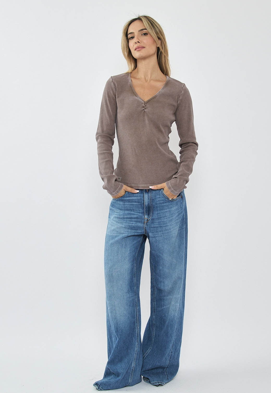 טי-שירט לנשים בצבע חום