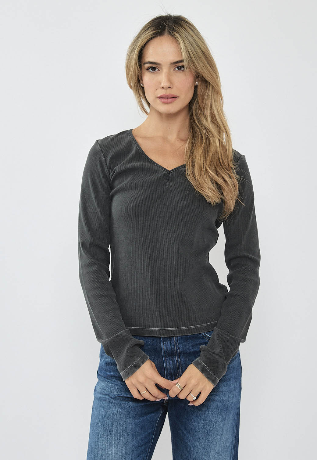 טי-שירט ריב ארוכת שרוול לנשים בצבע שחור דהוי עם מפתח V וג׳ינס