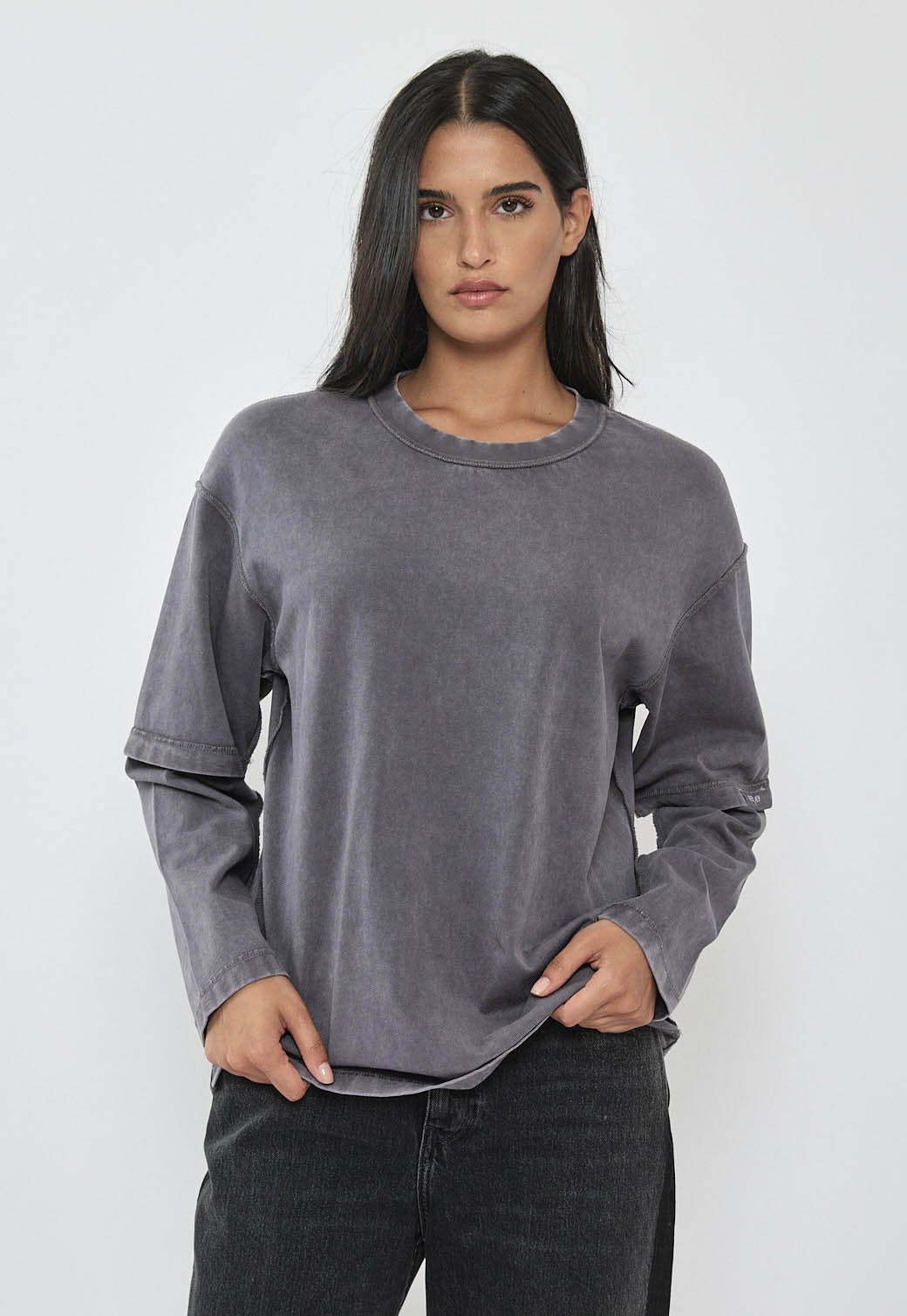 טי-שירט ארוכה לנשים בצבע אפור בסגנון שכבות