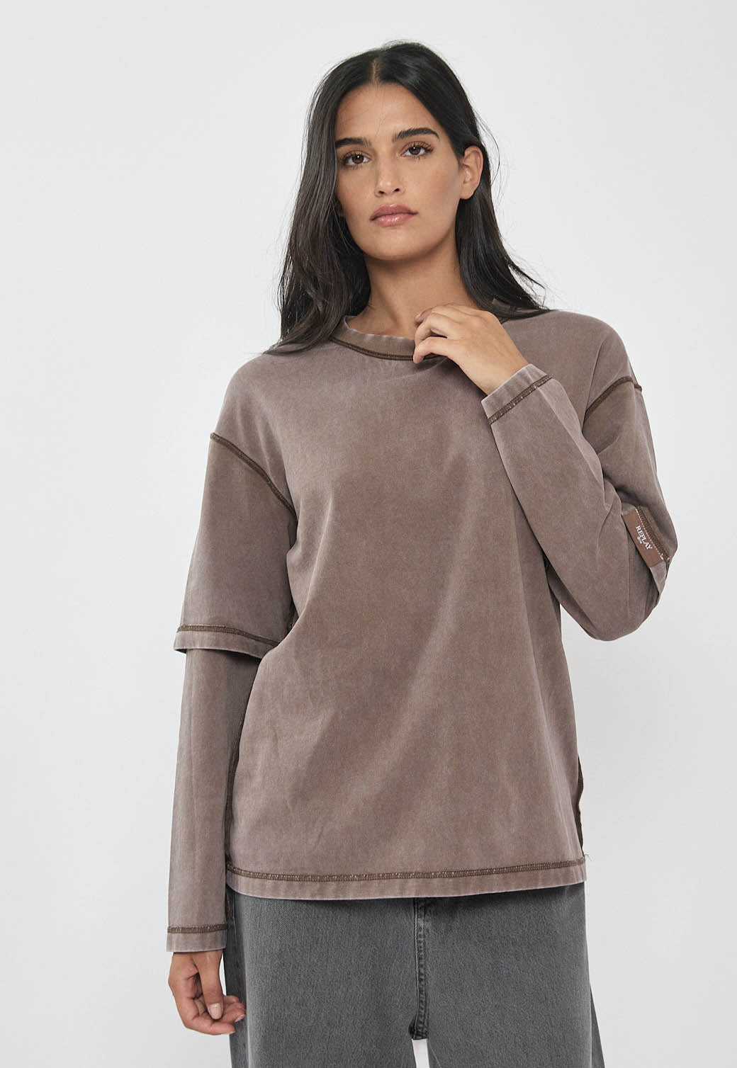 טי-שירט ארוכה לנשים בצבע חום בסגנון שכבות