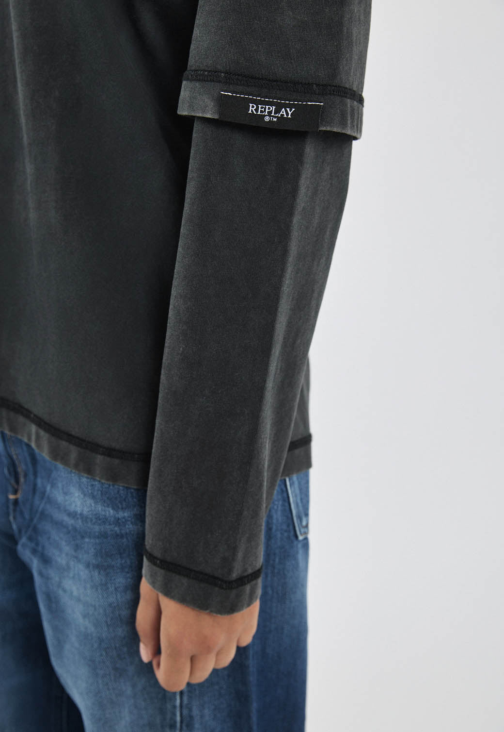 חולצה ארוכה לנשים בצבע שחור