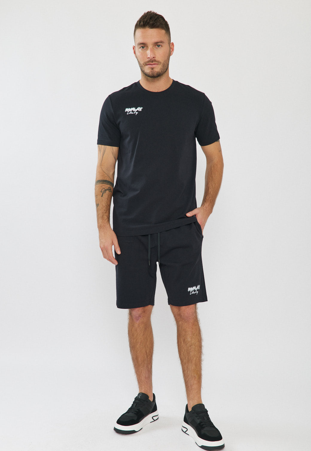 חליפת טרנינג לגברים בצבע שחור עם לוגו