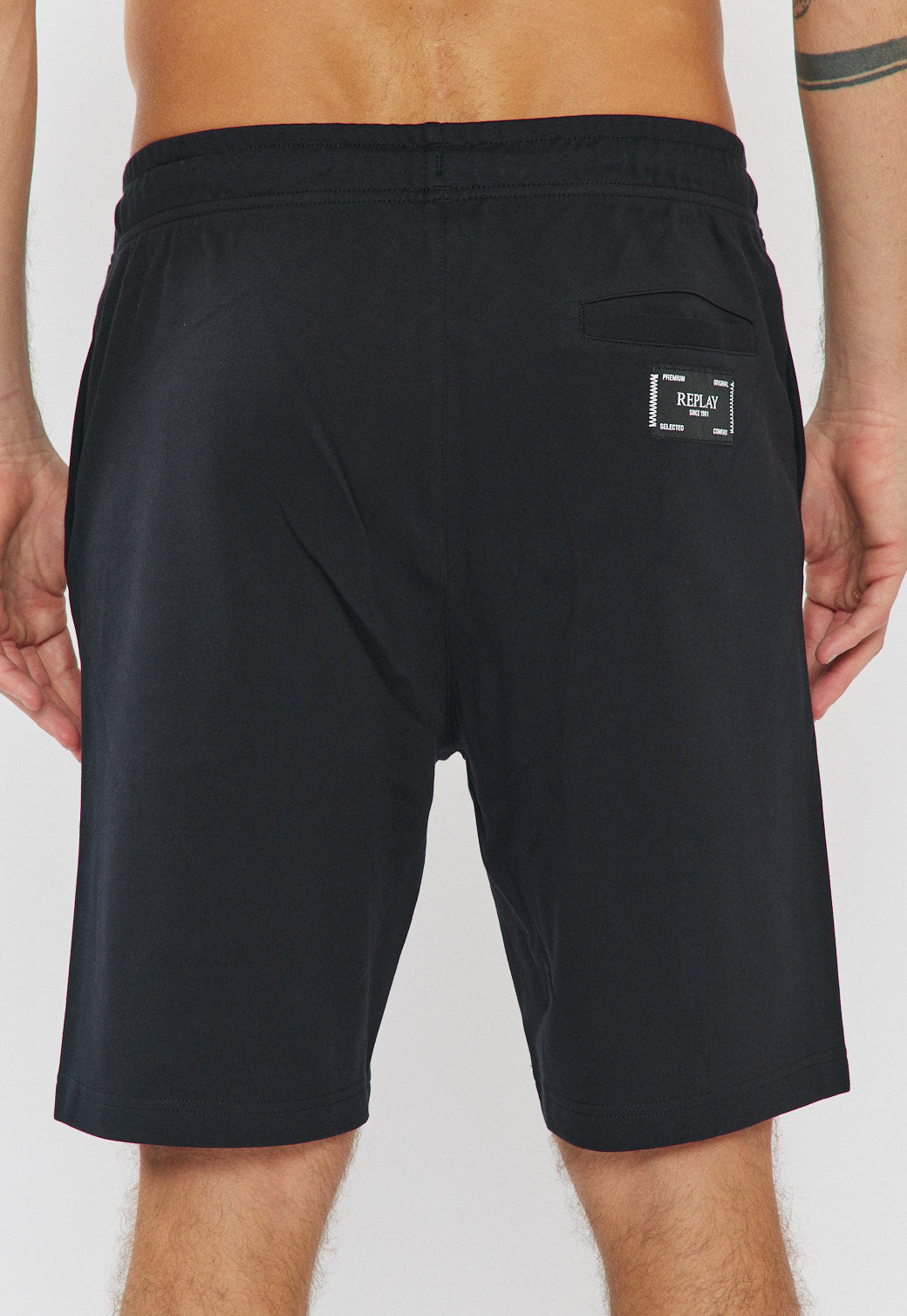 חליפת טרנינג לגברים בצבע שחור עם לוגו