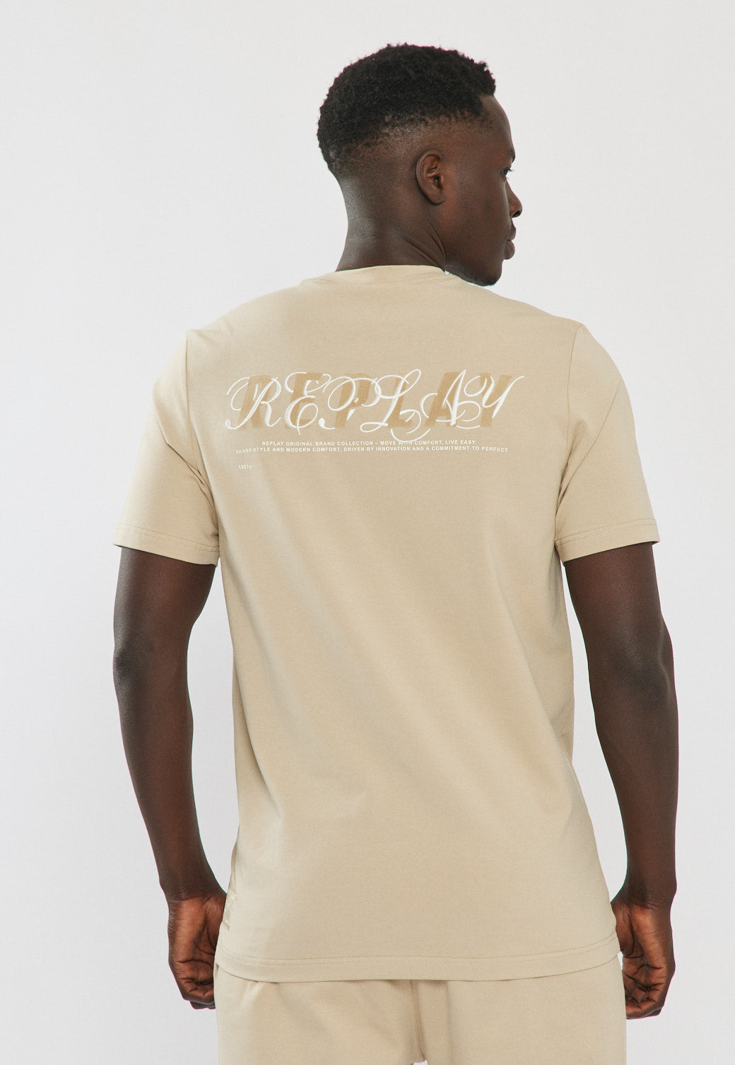 חליפת טרנינג לגברים בצבע בז' עם לוגו והדפס בגב