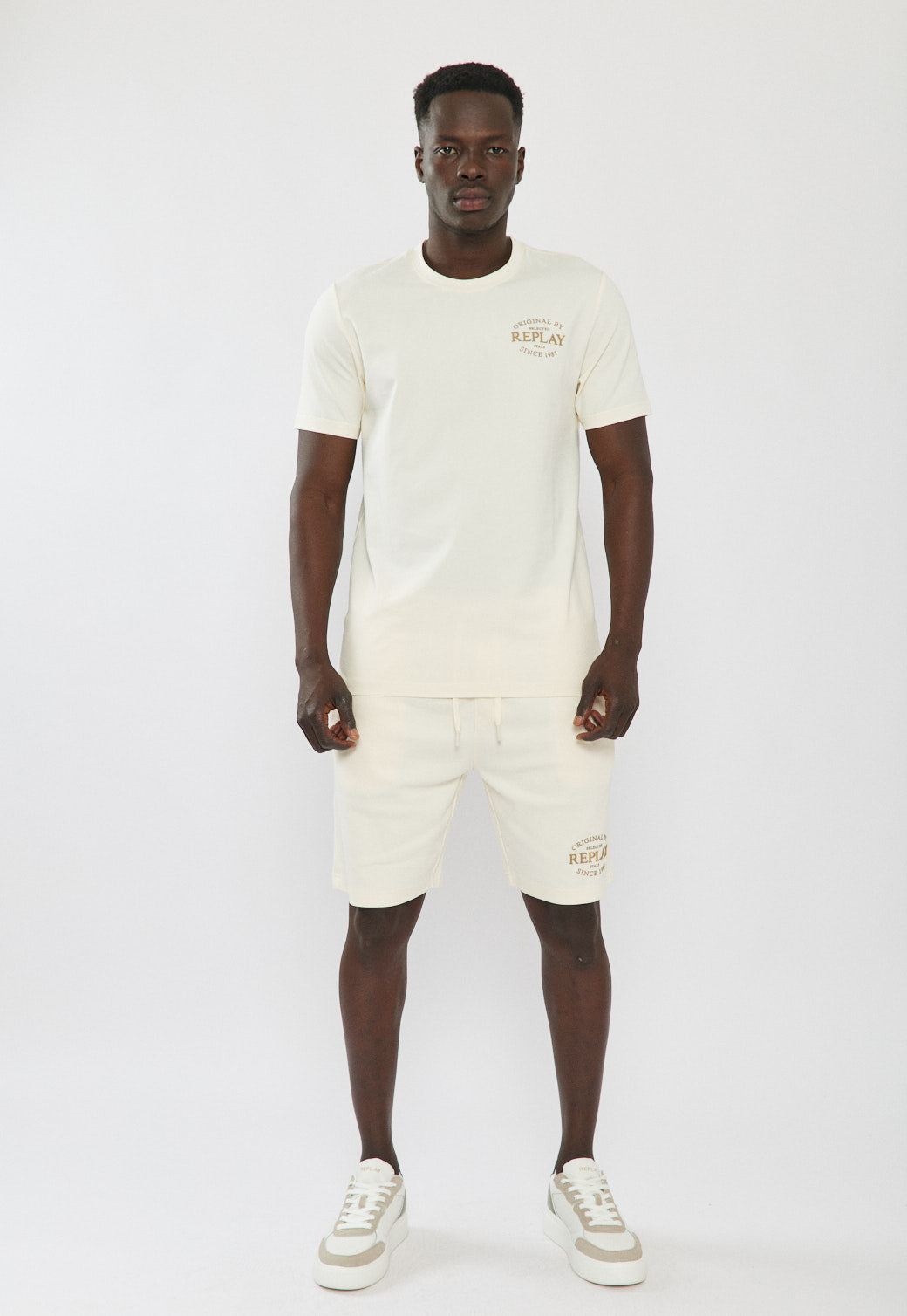 חליפת טרנינג לגברים בצבע אוף וייט עם לוגו והדפס בגב