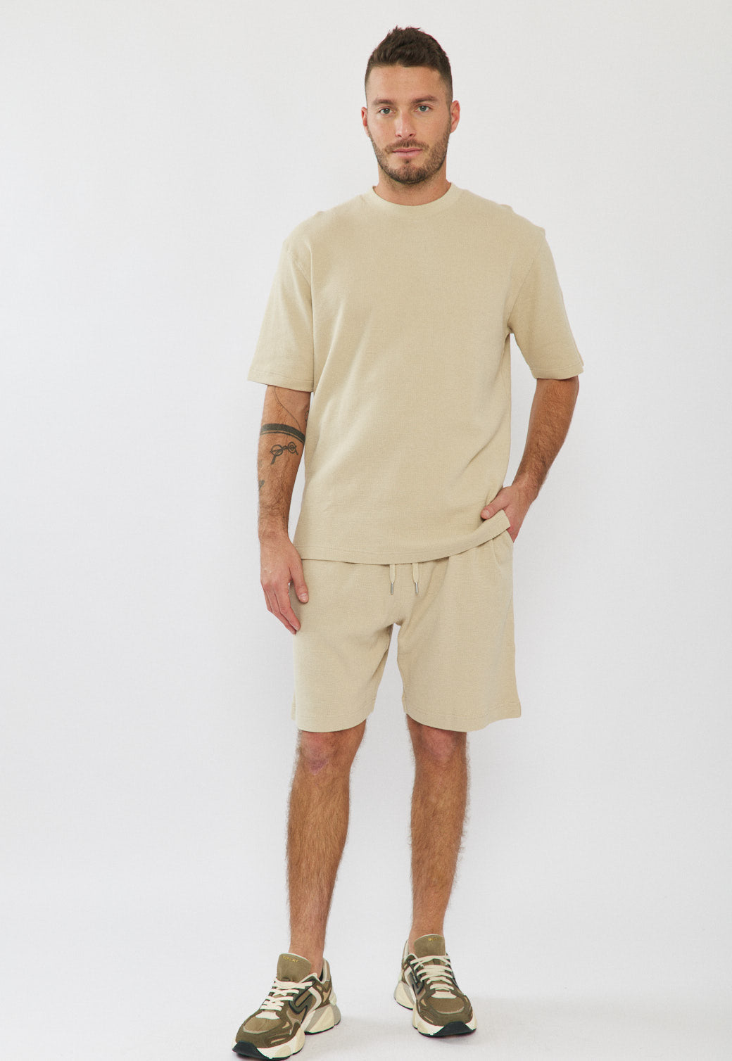 מכנסיים קצרים לגברים בצבע בז׳ בהיר