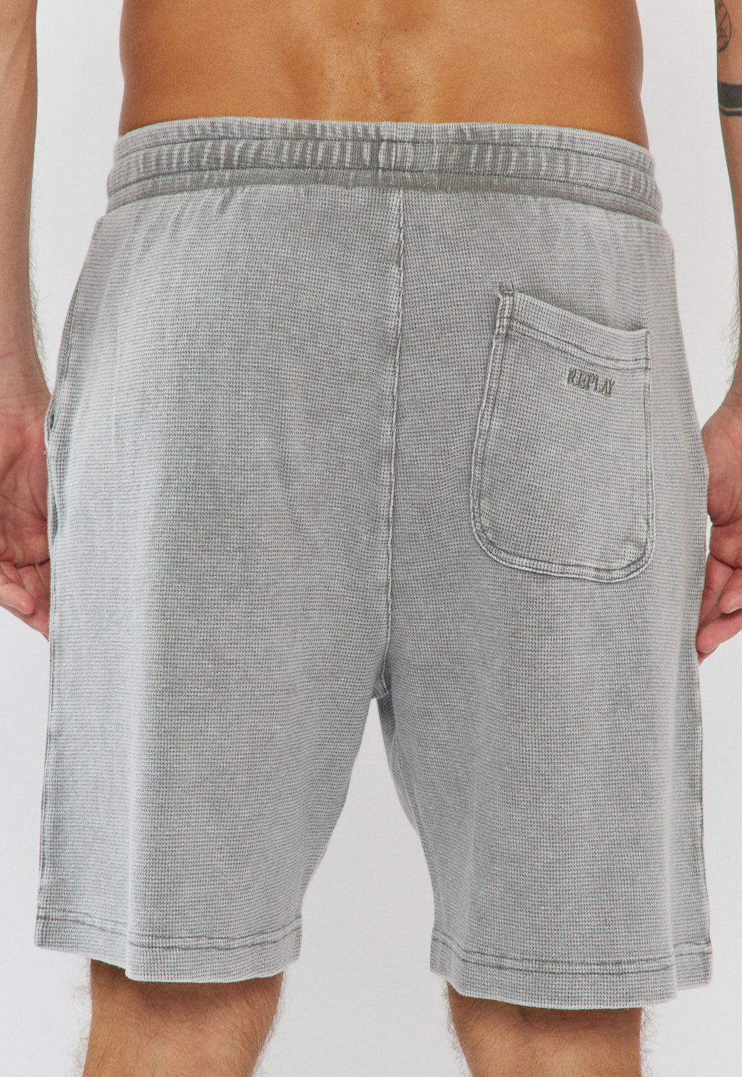 מכנסיים קצרים לגברים בצבע אפור בהיר
