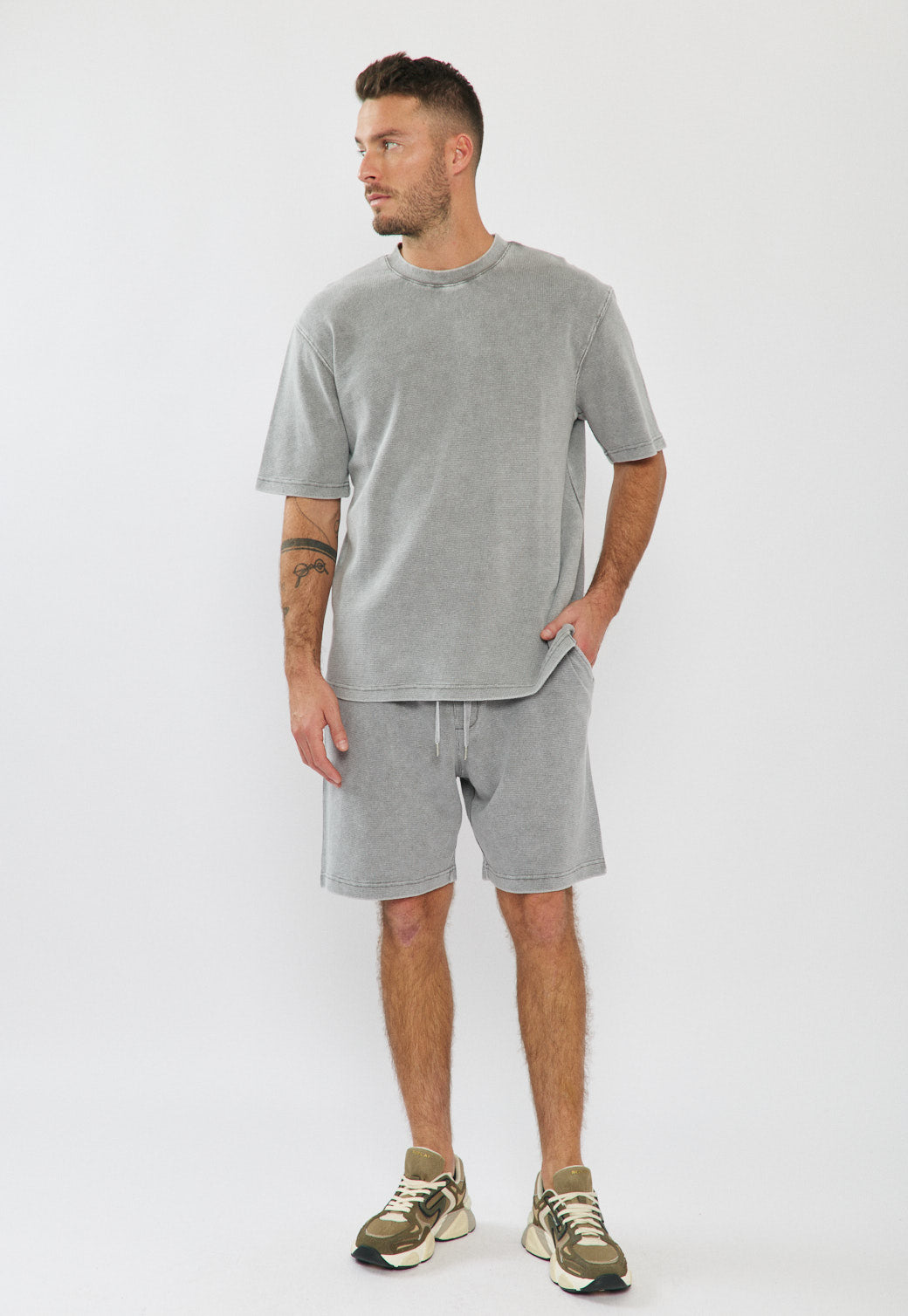 מכנסיים קצרים לגברים בצבע אפור בהיר