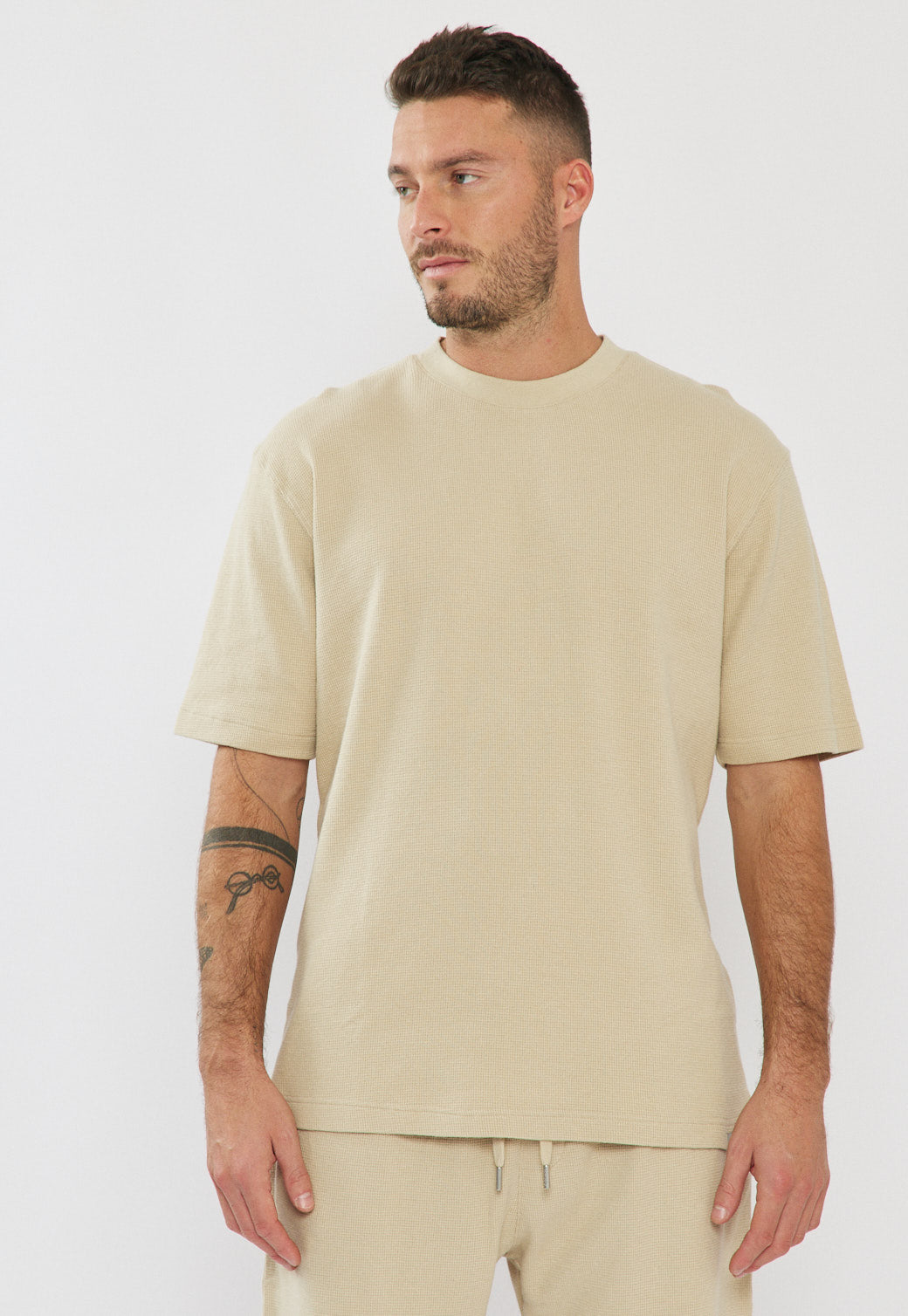טי-שירט אוברסייז לגברים בצבע בז׳ בהיר בטקסטורת וופל