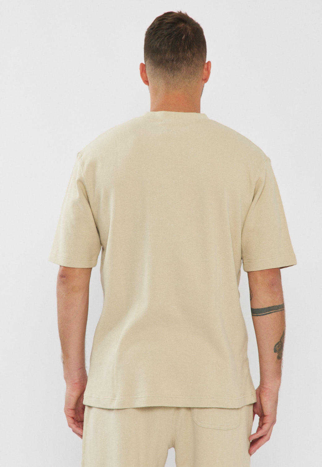 טי-שירט אוברסייז לגברים בצבע בז׳ בהיר וופל