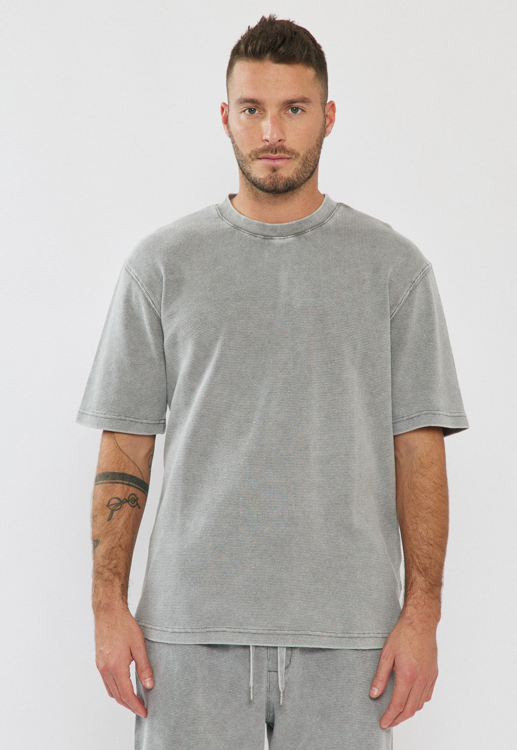 טי-שירט אוברסייז לגברים בצבע אפור בהיר וופל