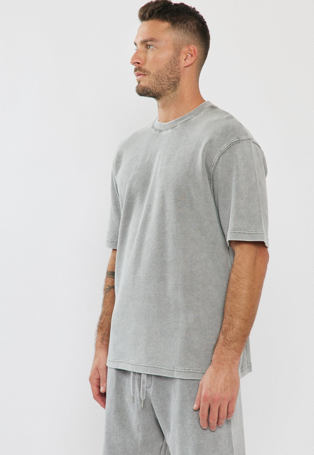 טי-שירט אוברסייז לגברים בצבע אפור בהיר וופל