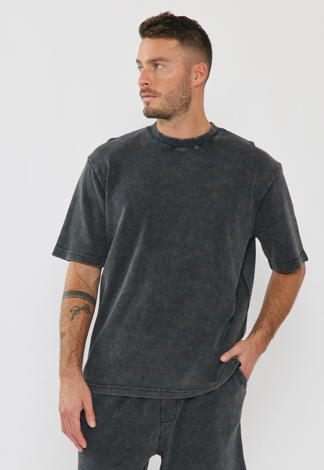 טי-שירט אוברסייז לגברים בצבע שחור וופל