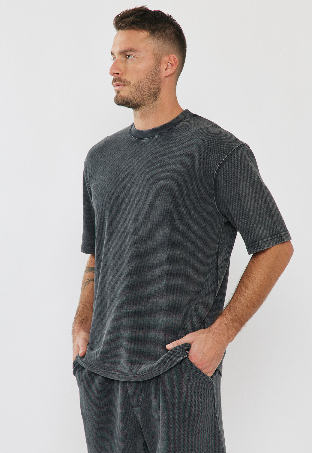 טי-שירט אוברסייז לגברים בצבע שחור וופל