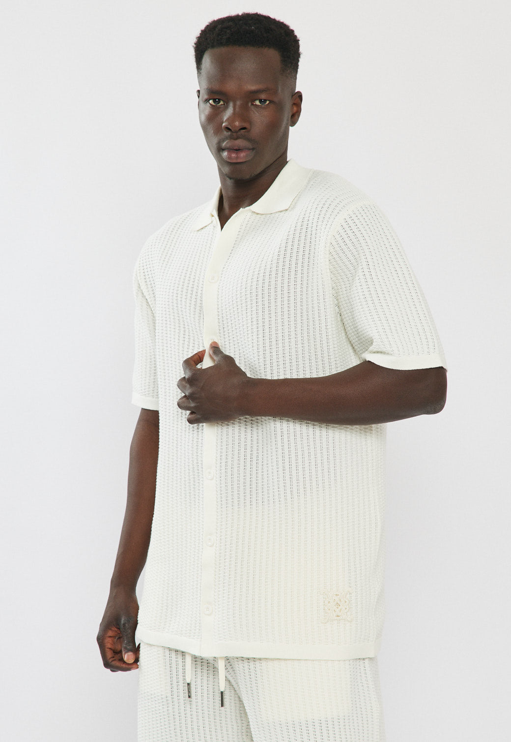 חולצה מכופתרת קצרה לגברים בצבע שמנת