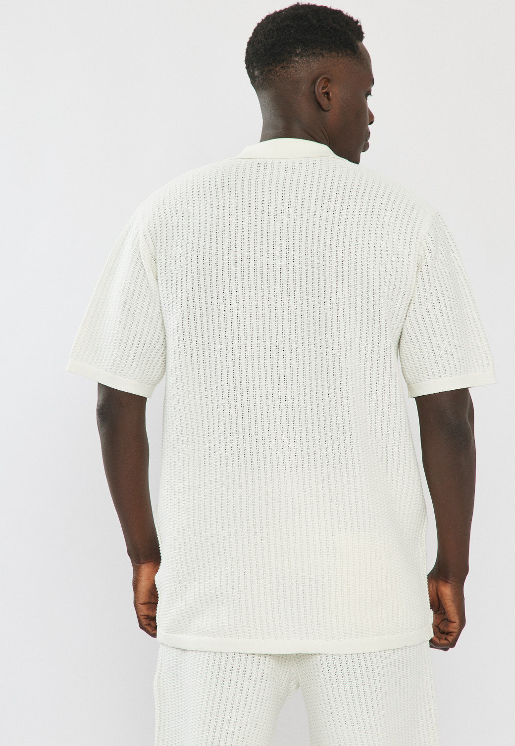 חולצה מכופתרת קצרה לגברים בצבע שמנת