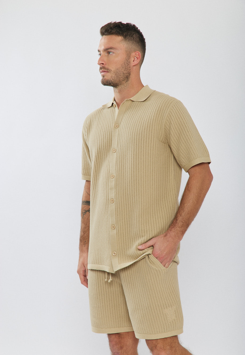 חולצה מכופתרת קצרה לגברים בצבע בז'