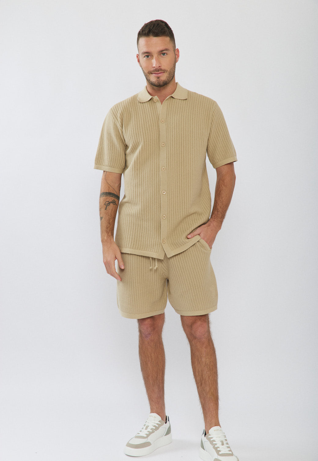 חולצה מכופתרת קצרה לגברים בצבע בז'