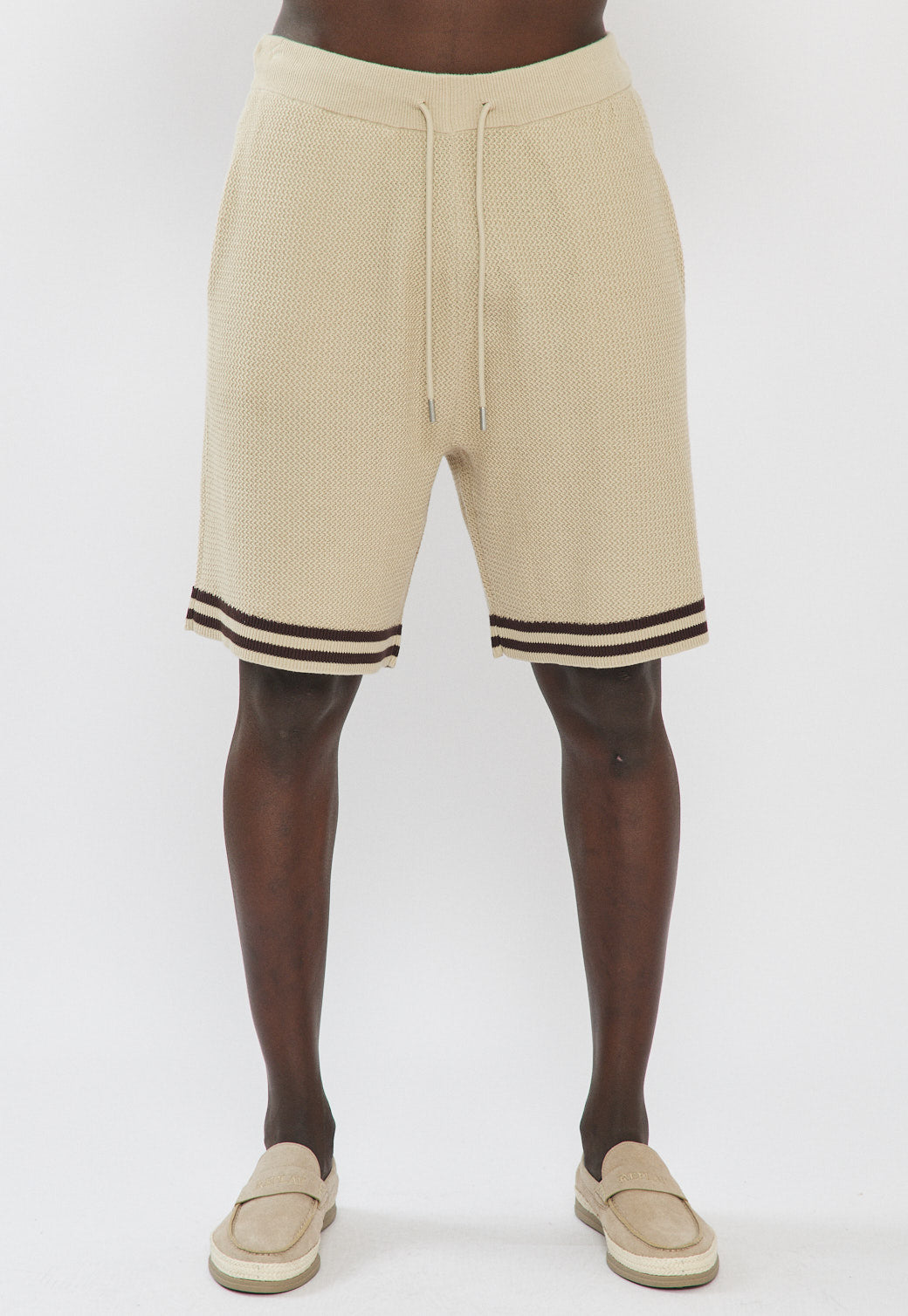 מכנסיים קצרים לגברים בצבע בז׳ עם טקסטורה ופסי קצה כהים ושרוך במותן