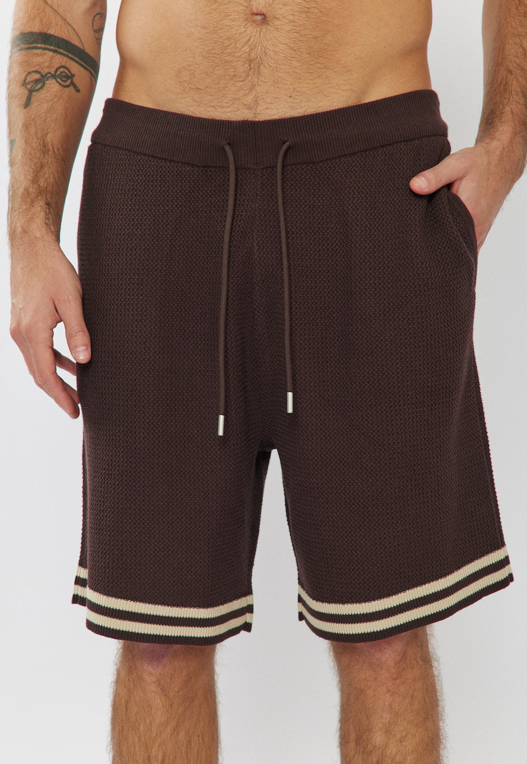 מכנסיים קצרים לגברים בצבע חום