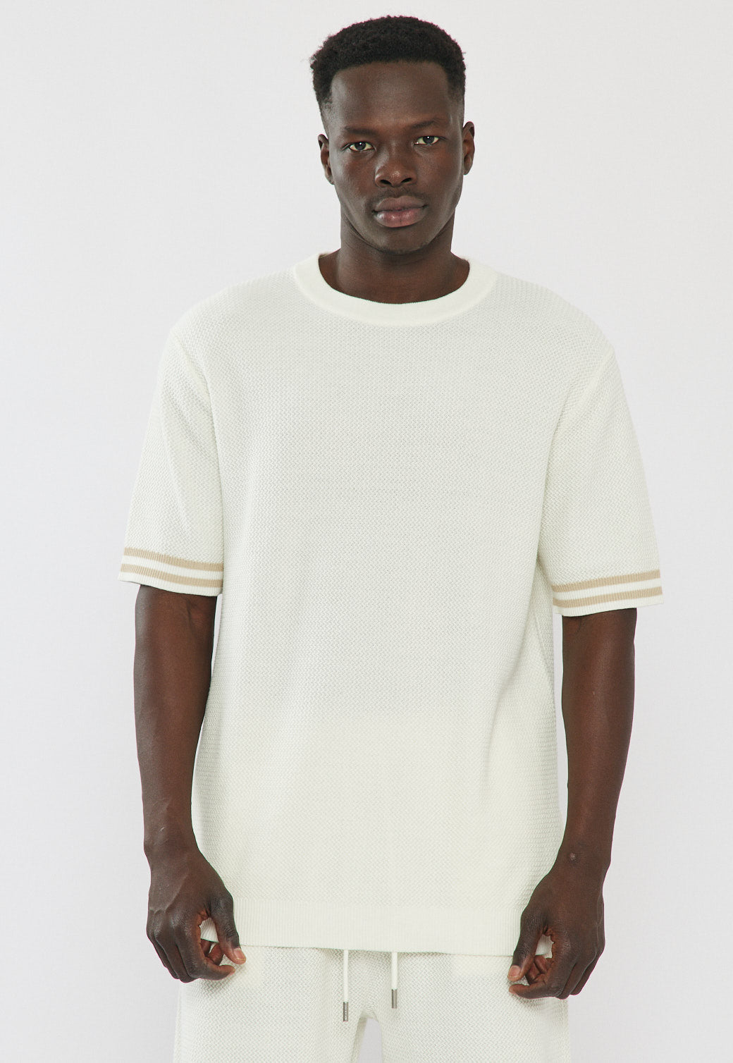 טי-שירט אוברסייז לגברים בצבע לבן עם פסים בקצה